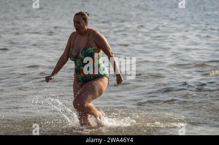 Brooklyn, USA. 1 gennaio 2024. Le persone partecipano al 121° anniversario di Capodanno Polar Bear Plunge a Coney Island a Brooklyn, New York, che si tiene il 1° gennaio 2024. (Foto di Steve Sanchez/Sipa USA). Credito: SIPA USA/Alamy Live News Foto Stock