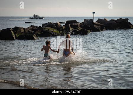 Brooklyn, USA. 1 gennaio 2024. Le persone partecipano al 121° anniversario di Capodanno Polar Bear Plunge a Coney Island a Brooklyn, New York, che si tiene il 1° gennaio 2024. (Foto di Steve Sanchez/Sipa USA). Credito: SIPA USA/Alamy Live News Foto Stock