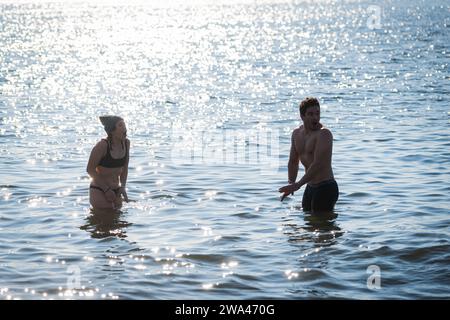 Brooklyn, USA. 1 gennaio 2024. Le persone partecipano al 121° anniversario di Capodanno Polar Bear Plunge a Coney Island a Brooklyn, New York, che si tiene il 1° gennaio 2024. (Foto di Steve Sanchez/Sipa USA). Credito: SIPA USA/Alamy Live News Foto Stock