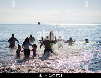 Brooklyn, USA. 1 gennaio 2024. Le persone partecipano al 121° anniversario di Capodanno Polar Bear Plunge a Coney Island a Brooklyn, New York, che si tiene il 1° gennaio 2024. (Foto di Steve Sanchez/Sipa USA). Credito: SIPA USA/Alamy Live News Foto Stock