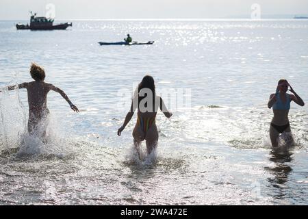 Brooklyn, USA. 1 gennaio 2024. Le persone partecipano al 121° anniversario di Capodanno Polar Bear Plunge a Coney Island a Brooklyn, New York, che si tiene il 1° gennaio 2024. (Foto di Steve Sanchez/Sipa USA). Credito: SIPA USA/Alamy Live News Foto Stock