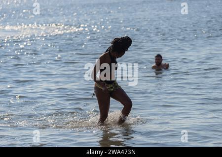 Brooklyn, USA. 1 gennaio 2024. Le persone partecipano al 121° anniversario di Capodanno Polar Bear Plunge a Coney Island a Brooklyn, New York, che si tiene il 1° gennaio 2024. (Foto di Steve Sanchez/Sipa USA). Credito: SIPA USA/Alamy Live News Foto Stock