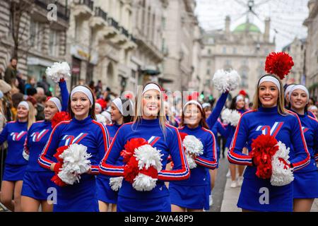 Londra, Regno Unito. 1 gennaio 2024. Le cheerleader prendono parte alla parata di Capodanno di Londra. (Foto di Pietro Recchia/SOPA Images/Sipa USA) credito: SIPA USA/Alamy Live News Foto Stock