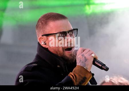 Londra, Regno Unito. 1 gennaio 2024. Keith Duffy dei Boyzlife canta su un galleggiante. La folla di Londra si riunisce per assistere alla London New Year's Day Parade (LNYDP) che celebra l'inizio del 2024, con 8.000 partecipanti, composti da bande di marcia, ballerini, cheerleader, esibizioni acrobatiche, rappresentanti delle autorità locali e cantanti, che camminano e si esibiscono lungo il percorso del centro di Londra. Credito: Fotografia dell'undicesima ora/Alamy Live News Foto Stock