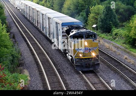 Wheaton, Illinois, USA. Un treno merci Union Pacific in direzione est che entra in curva mentre attraversa l'Illinois nord-orientale. Foto Stock