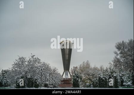 SHYMKENT, KAZAKISTAN - 9 DICEMBRE 2023: Monumento Altyn Shanyrak nel Parco dell'indipendenza in piazza Ordabasy nella città di Shymkent nel Kazakistan meridionale in inverno con neve Foto Stock