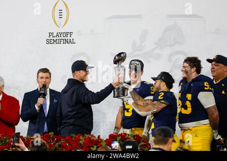 Los Angeles, Stati Uniti. 1 gennaio 2024. Il capo-allenatore del Michigan Tim Harbaugh (2nd L) e i giocatori festeggiano con il trofeo dopo aver sconfitto Alabama durante la gara del Rose Bowl 2024 a Pasadena. Punteggio finale; Michigan 27:20 Alabama (foto di Ringo Chiu/SOPA Images/Sipa USA) credito: SIPA USA/Alamy Live News Foto Stock