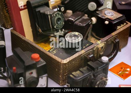 Una collezione di cineprese retrò vintage degli anni '1940, '1950 e '1960 Foto Stock