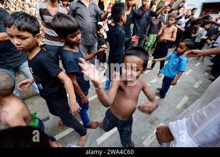 Uomini sciiti che si fustigavano durante la festa del lutto di Muharram del popolo musulmano sciita. Foto Stock