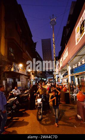 Pellegrini musulmani sciiti che visitano siti che rappresentano la storia del martirio del profeta sciita Husayn ibn Ali. Mumbai, India. Foto Stock