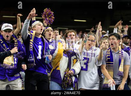 New Orleans, Stati Uniti. 1 gennaio 2024. I tifosi dei Washington Huskies si divertono mentre gli Huskies affrontano i Texas Longhorns all'Allstate Sugar Bowl a Caesars Superdome a New Orleans, Louisiana, lunedì 1° gennaio 2024. Gli Huskies batterono i Longhorns 37-31 e avanzarono ai campionati nazionali contro i Michigan Wolverines l'8 gennaio. Foto di AJ Sisco/UPI credito: UPI/Alamy Live News Foto Stock