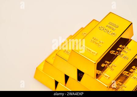 Primo piano foto una barra dorata su sfondo bianco, spazio di copia Foto Stock