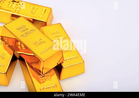 Primo piano foto una barra dorata su sfondo bianco, spazio di copia Foto Stock