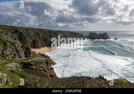 Pedn Vounder Beach, Treen Cliff e Logan Rock da Porth Curno, West Penwith, Cornovaglia, Regno Unito Foto Stock