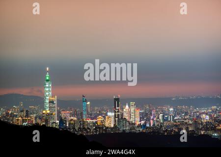 Una vista accattivante della silhouette di una città contro un cielo spettacolare al crepuscolo. La luce sbiadita delinea le meraviglie architettoniche, evocando serenità. Foto Stock