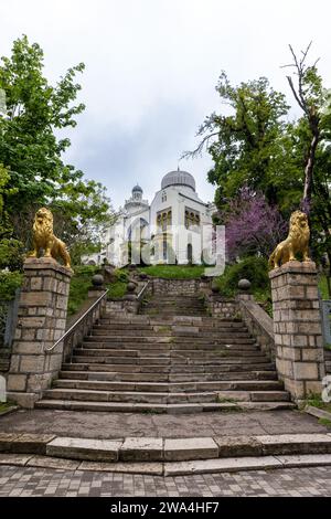 Zheleznovodsk, Russia - 11 maggio 2023: La vecchia scala sale fino al Palazzo dell'Emiro di Bukhara è un complesso di palazzi nel parco turistico della città di Z Foto Stock
