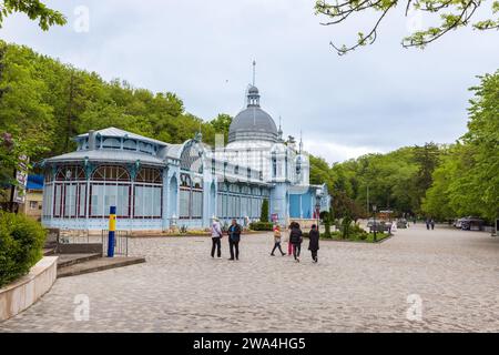 Zheleznovodsk, Russia - 11 maggio 2023: I turisti camminano di fronte alla Galleria Pushkin in un giorno d'estate Foto Stock
