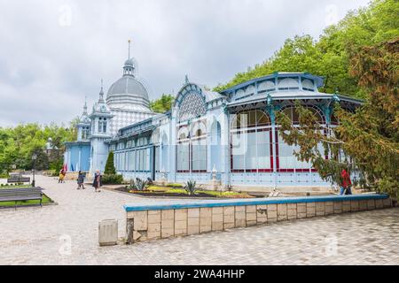 Zheleznovodsk, Russia - 11 maggio 2023: I visitatori camminano di fronte alla Galleria Pushkin in un giorno d'estate Foto Stock