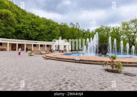 Zheleznovodsk, Russia - 11 maggio 2023: Vista del geyser Smirnovsky in un giorno d'estate, i visitatori si trovano vicino alla fontana in un giorno d'estate Foto Stock