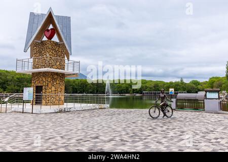 Zheleznovodsk, Russia - 11 maggio 2023: Torre e scultura sulla costa del lago Resort situato nell'area turistica di Zheleznovodsk, in fondo alla Foto Stock