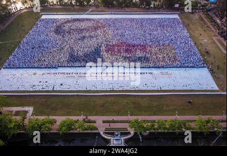 Barishal, Bangladesh. 2 gennaio 2024. La gente di Barishal, una città del Bangladesh, ha realizzato il più grande logo del padre della Nazione Bangabandhu, Sheikh Mujibur Rahman in oltre 1,60,000 metri quadrati di superficie. Totale 10.050 cartelloni in totale 120 righe in cui ogni riga è composta da 84-85 cartelloni, sono utilizzati per creare il logo più lungo e più grande realizzato dall'uomo. Crediti: Mustasinur Rahman Alvi/Alamy Live News Foto Stock