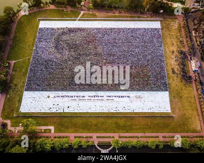 Barishal, Bangladesh. 2 gennaio 2024. La gente di Barishal, una città del Bangladesh, ha realizzato il più grande logo del padre della Nazione Bangabandhu, Sheikh Mujibur Rahman in oltre 1,60,000 metri quadrati di superficie. Totale 10.050 cartelloni in totale 120 righe in cui ogni riga è composta da 84-85 cartelloni, sono utilizzati per creare il logo più lungo e più grande realizzato dall'uomo. Crediti: Mustasinur Rahman Alvi/Alamy Live News Foto Stock