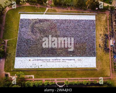 Barishal, Bangladesh. 2 gennaio 2024. La gente di Barishal, una città del Bangladesh, ha realizzato il più grande logo del padre della Nazione Bangabandhu, Sheikh Mujibur Rahman in oltre 1,60,000 metri quadrati di superficie. Totale 10.050 cartelloni in totale 120 righe in cui ogni riga è composta da 84-85 cartelloni, sono utilizzati per creare il logo più lungo e più grande realizzato dall'uomo. Crediti: Mustasinur Rahman Alvi/Alamy Live News Foto Stock