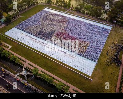 Barishal, Bangladesh. 2 gennaio 2024. La gente di Barishal, una città del Bangladesh, ha realizzato il più grande logo del padre della Nazione Bangabandhu, Sheikh Mujibur Rahman in oltre 1,60,000 metri quadrati di superficie. Totale 10.050 cartelloni in totale 120 righe in cui ogni riga è composta da 84-85 cartelloni, sono utilizzati per creare il logo più lungo e più grande realizzato dall'uomo. Crediti: Mustasinur Rahman Alvi/Alamy Live News Foto Stock