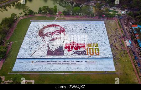 Barishal, Bangladesh. 2 gennaio 2024. La gente di Barishal, una città del Bangladesh, ha realizzato il più grande logo del padre della Nazione Bangabandhu, Sheikh Mujibur Rahman in oltre 1,60,000 metri quadrati di superficie. Totale 10.050 cartelloni in totale 120 righe in cui ogni riga è composta da 84-85 cartelloni, sono utilizzati per creare il logo più lungo e più grande realizzato dall'uomo. Crediti: Mustasinur Rahman Alvi/Alamy Live News Foto Stock