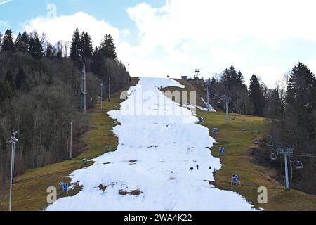 Schneemangel auf dem Gudiberg,dem Slalomhang a Garmisch Partenkirchen, Schneekanone,Schneekanonen,Schnee, Schneeflecken,Skipiste,Lift,Liftanlage,Kunstschnee, milde Witterung,Tauwetter,Klimawandel,Schneeband *** mancanza di neve sul Gudiberg, la pista da slalom a Garmisch, patatone della neve, neve, patatona, neve, neve, neve, patatona della neve piste da sci, impianti di risalita, neve artificiale, clima mite, scongelamento, cambiamento climatico, banda di neve Foto Stock