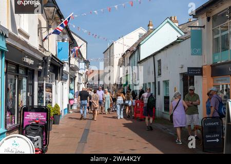 Sidmouth Devon 2023, gli amanti dello shopping nel centro della città camminano davanti ai negozi in una calda giornata soleggiata di settembre, Inghilterra, Regno Unito Foto Stock