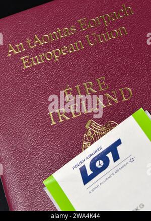 Passaporto irlandese e adesivo del bagaglio registrato delle compagnie aeree polacche LOT Foto Stock