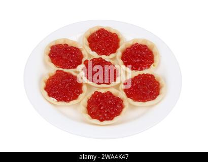 Tartine con formaggio morbido e caviale di salmone su un piatto rotondo. Isolato su bianco Foto Stock