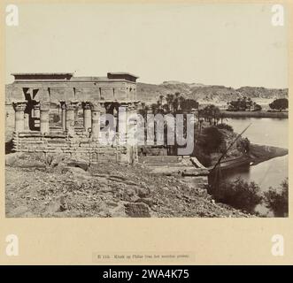 Chiosco di Trajanus sull'isola di Philae, 1862 - 1895 Fotografia parte di un gruppo di foto raccolte dal fotografo Richard Polak durante il viaggio. Questa foto è stata esposta insieme ad altre foto raccolte durante i suoi viaggi presso la Rotterdam Kunstkring (1895), Arti e Amicitiae ad Amsterdam (1897-1898?) E Societeit 't Collegie a Kampen (data per il momento sconosciuta). Phila paper. Stampa di albumi di cartone tempio, santuario  religione romana. Chiosco dell'isola van trajanus Foto Stock