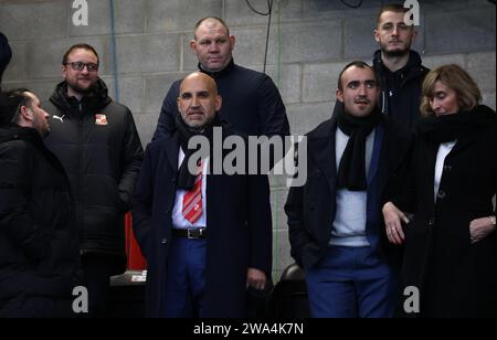 Il proprietario dello Swindon Town Football Club Clem Morfuni assiste alla sua squadra durante la partita EFL League Two tra Crawley Town e Swindon Town al Broadfield Stadium il 1 gennaio 2024 Foto Stock