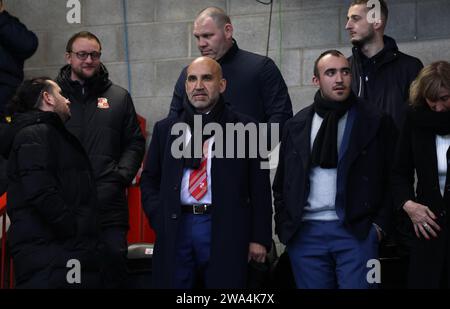 Il proprietario dello Swindon Town Football Club Clem Morfuni assiste alla sua squadra durante la partita EFL League Two tra Crawley Town e Swindon Town al Broadfield Stadium il 1 gennaio 2024 Foto Stock