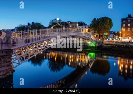 Il famoso Ha'penny Bridge a Dublino, Irlanda, al crepuscolo Foto Stock