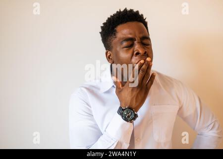 Ritratto di un giovane uomo d'affari stanco ed esausto. Foto Stock