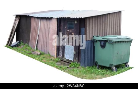 Il tetto e le pareti di un capanno rustico fatto in casa sono fatti di ferro governato. Isolato su bianco Foto Stock