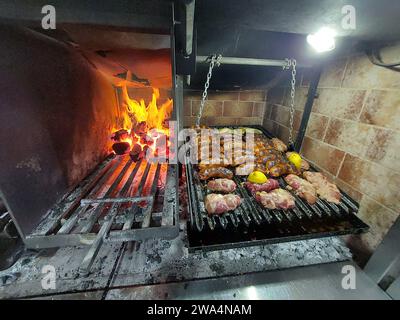 Tipico barbecue argentino "Asado Argentino" Foto Stock