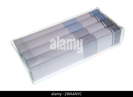 Nuovi fazzoletti in imballaggi in plastica trasparente, isolati su colore bianco Foto Stock