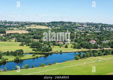 Vista del fiume Ruhr e del paesaggio verde circostante dal castello di Blankenstein. Natura sul fiume vicino a Hattingen nella zona della Ruhr. Foto Stock