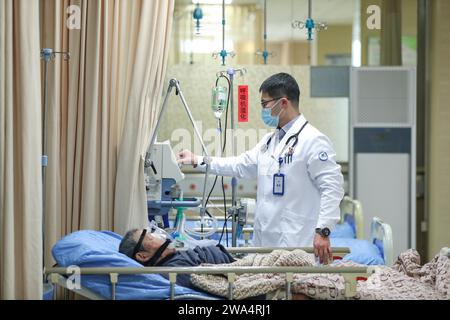 Pechino, provincia cinese di Liaoning. 2 gennaio 2024. Un medico cura un paziente in un ospedale a Shenyang, provincia di Liaoning, nel nord-est della Cina, 2 gennaio 2024. Crediti: Long lei/Xinhua/Alamy Live News Foto Stock