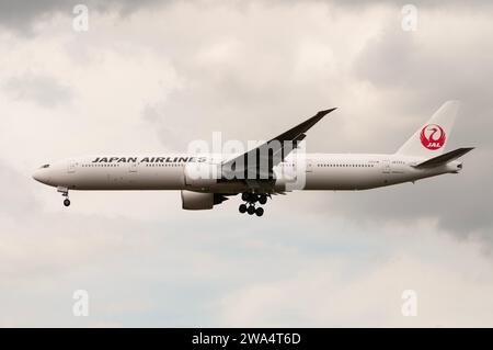 Londra, Regno Unito - 2 gennaio 2024 - l'aereo Japan Airlines atterra all'aeroporto di Heathrow Foto Stock