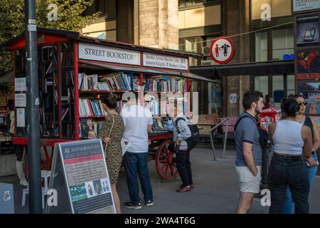 Carrello dei libri usato a Karoly Kry (Avenue) Budapest, Ungheria Foto Stock