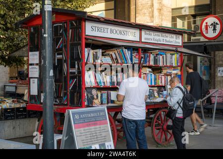 Carrello dei libri usato a Karoly Kry (Avenue) Budapest, Ungheria Foto Stock