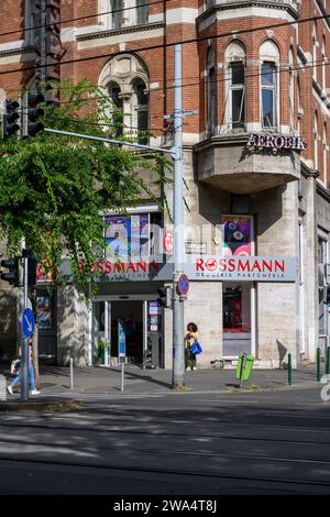 Rossmann è un marchio tedesco di cosmetici e farmacie sviluppato in Europa centrale immagine dell'insegna Rossmann su uno dei loro negozi di Budapest, Hunga Foto Stock