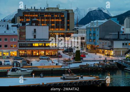 Partenza la mattina presto ad Andalsnes, Norvegia, con la crociera di Natale. Foto Stock