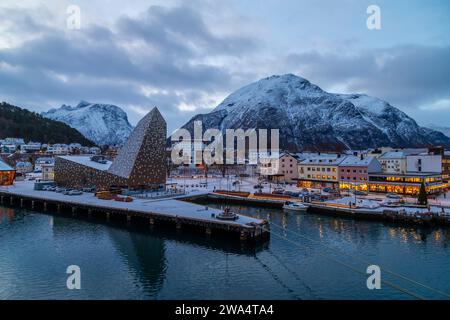 Partenza la mattina presto ad Andalsnes, Norvegia, con la crociera di Natale. Foto Stock