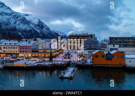 Partenza la mattina presto ad Andalsnes, Norvegia, con la crociera di Natale. Foto Stock